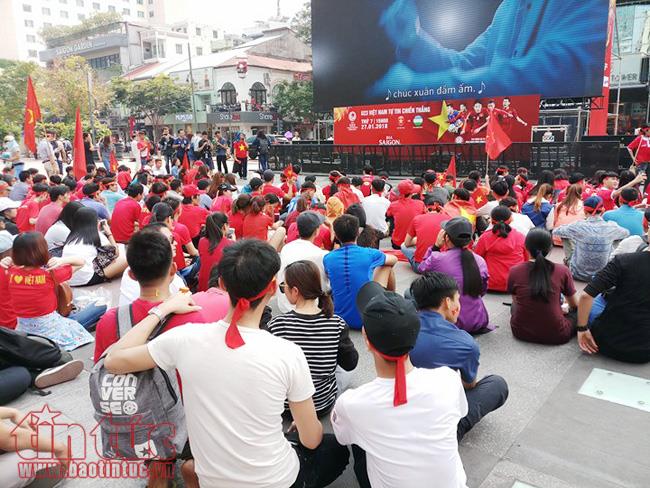 Triệu trái tim đổ xuống đường, hướng về U23 Việt Nam ảnh 4